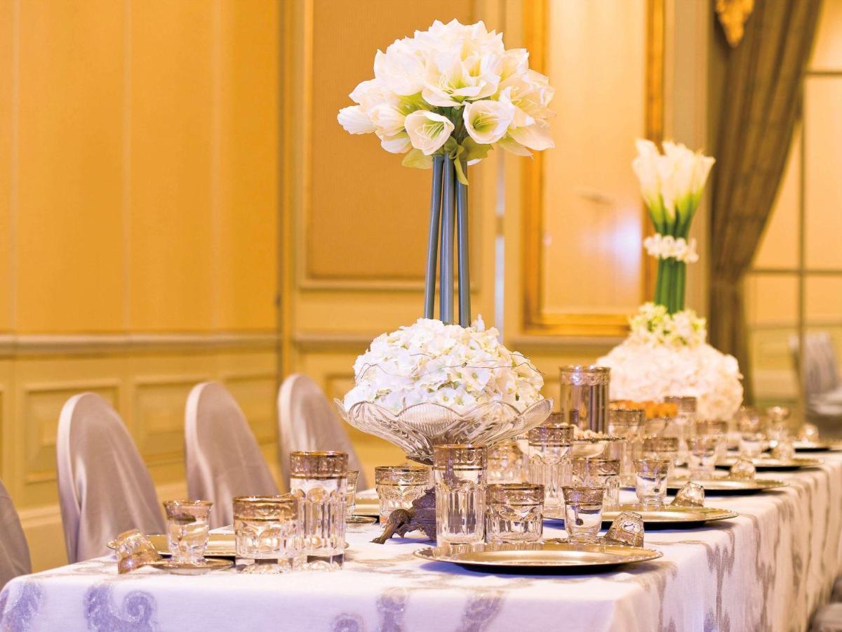 モーベンピック ホテル アル コバール アル・コバール エクステリア 写真 A table set for a formal dinner