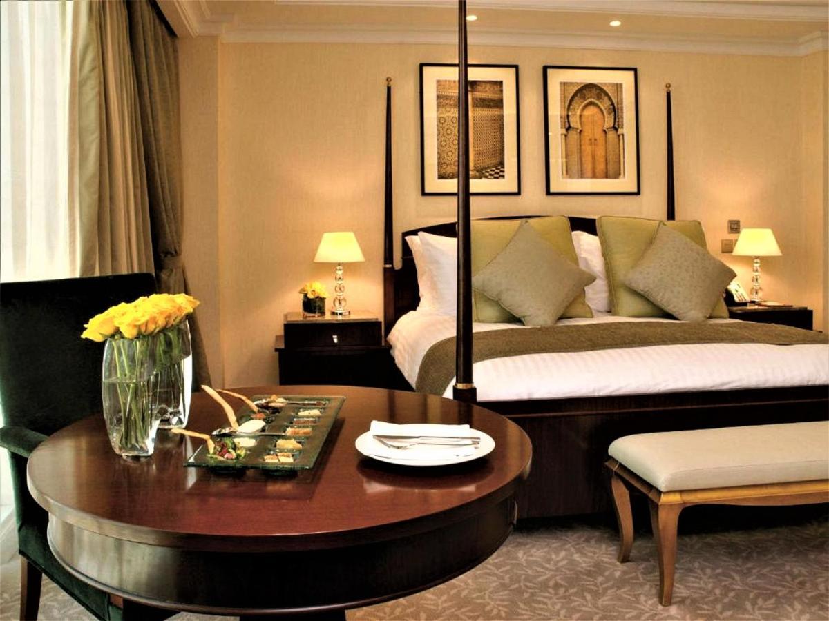 モーベンピック ホテル アル コバール アル・コバール エクステリア 写真 A bedroom at the Taj Mahal Palace