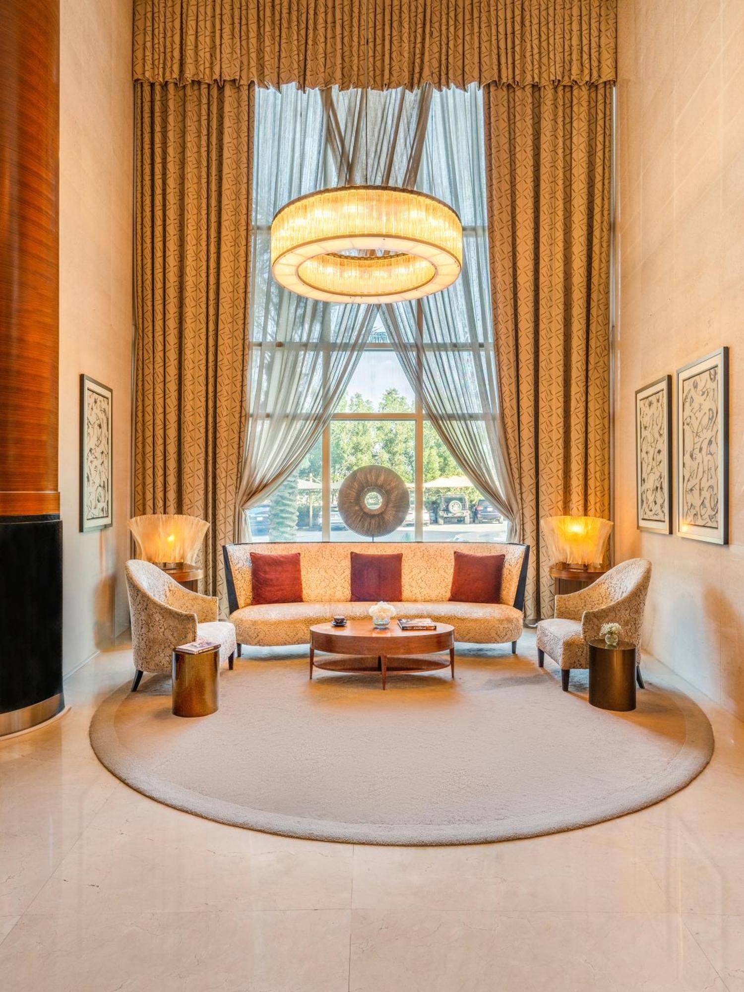 モーベンピック ホテル アル コバール アル・コバール エクステリア 写真 The lobby of the hotel