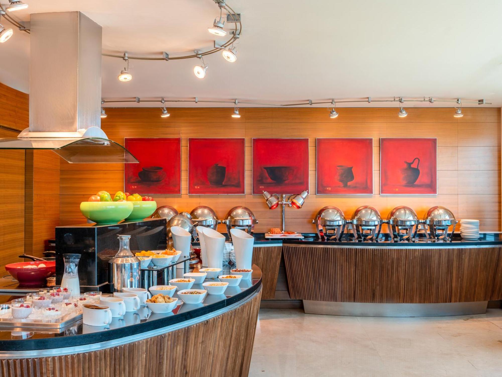 モーベンピック ホテル アル コバール アル・コバール エクステリア 写真 The buffet at the restaurant