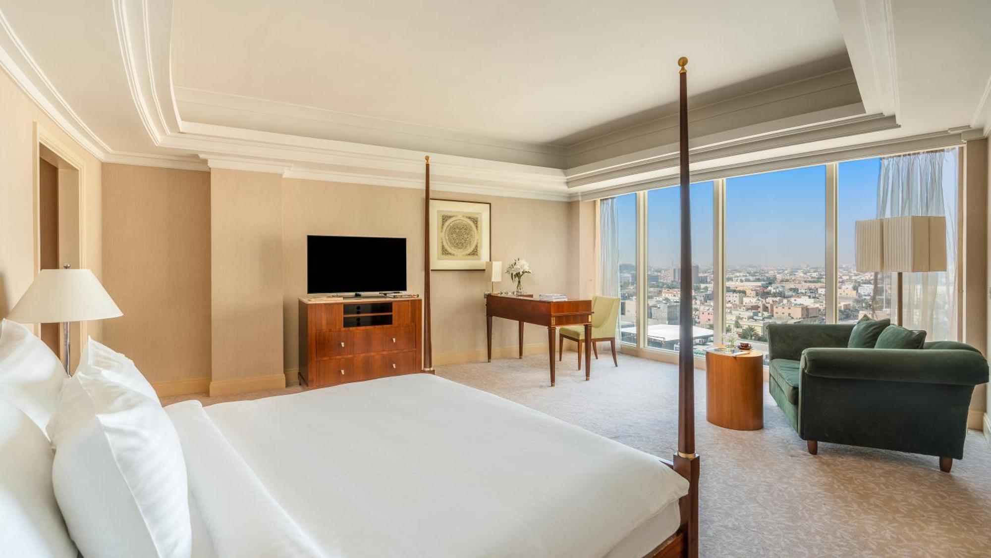 モーベンピック ホテル アル コバール アル・コバール エクステリア 写真 A bedroom at the Four Seasons Hotel