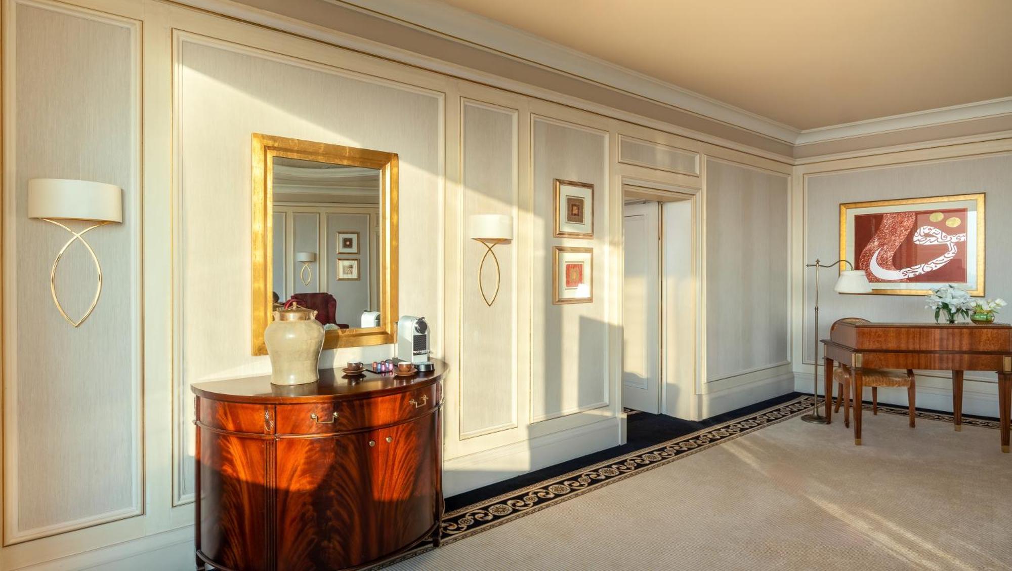 モーベンピック ホテル アル コバール アル・コバール エクステリア 写真 A suite at the Waldorf Astoria Berlin